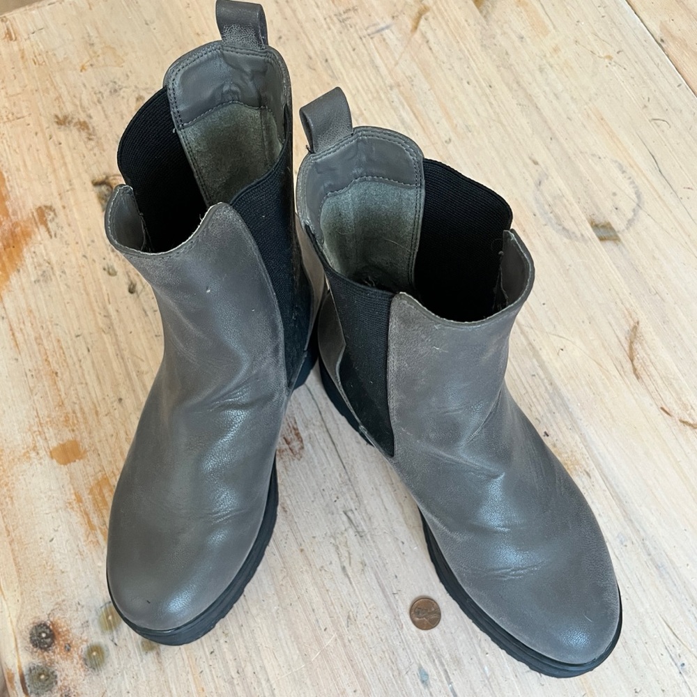 MIA Gray Lug Sole Moto Boots PVC Slip In Sz 7 EUC